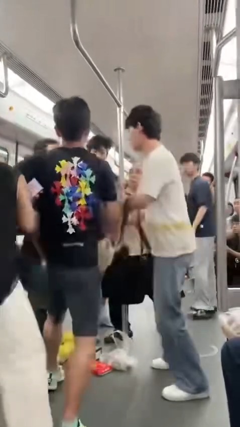 港人深圳地鐵MMA!? 阿伯兜巴星勞氣大叔飛腳還拖被扯走  黑衫女英勇勸停獲封MVP