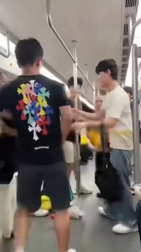 港人深圳地鐵MMA!? 阿伯兜巴星勞氣大叔飛腳還拖被扯走  黑衫女英勇勸停獲封MVP