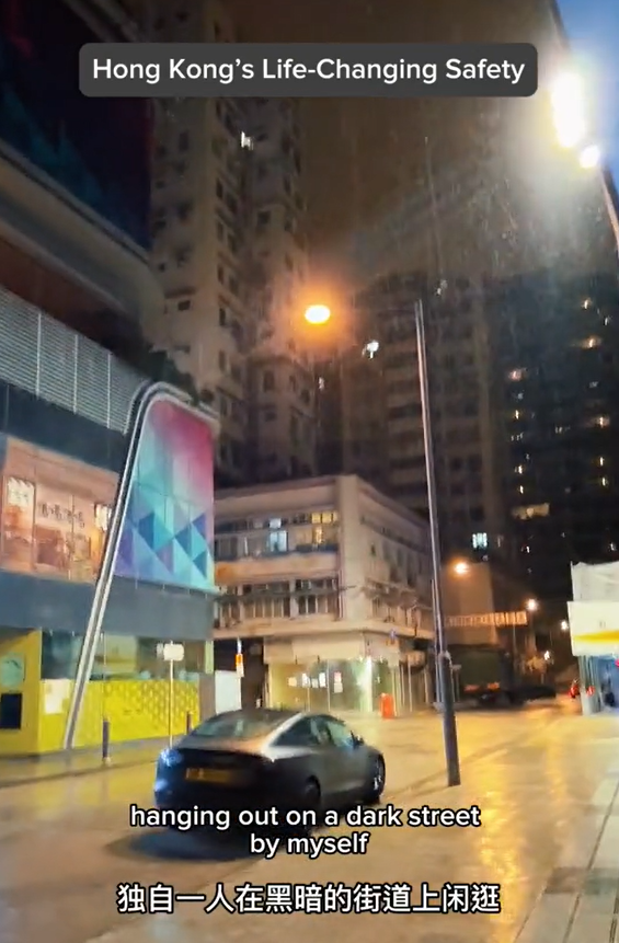 美國遊客深夜獨自街上等車，說香港治安好。（圖片︰網上影片）