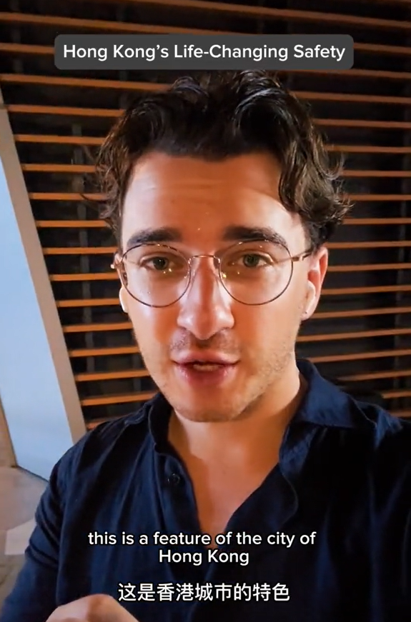 美國遊客深夜獨自街上等車，說香港治安好。（圖片︰網上影片）