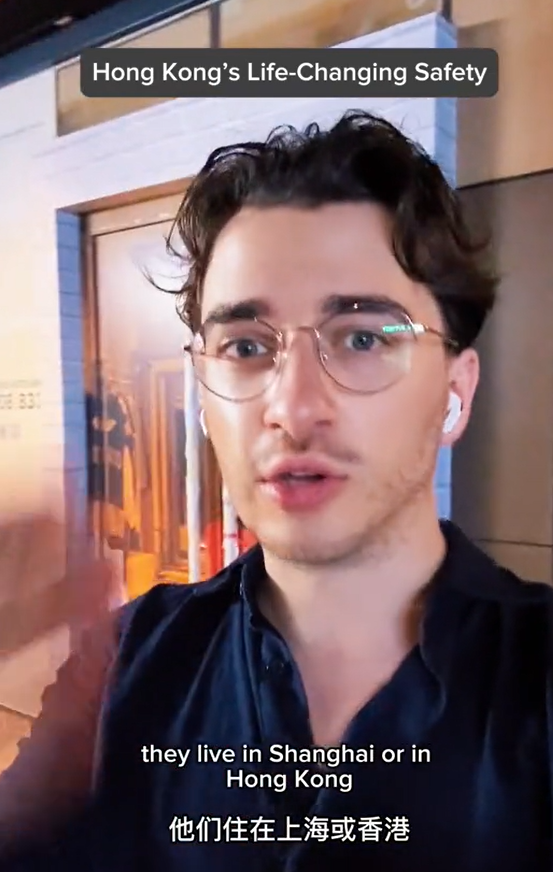 美國遊客深夜獨自街上等車，說香港治安好。（圖片︰網上影片）