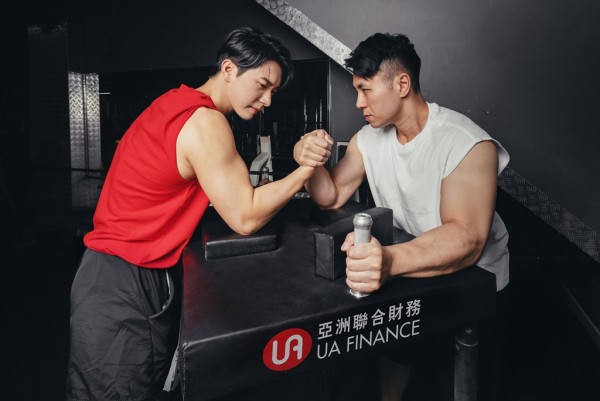 「打波先嚟落雨」童星鄭仲軒再拍廣告挑機Tyson Yoshi拗手瓜！太太同樣愛健身超火辣！