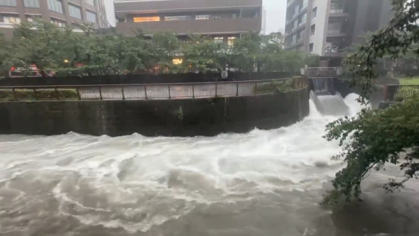 有片!東京破紀錄暴雨!市區多處水浸地裂、JR站慘變瀑布水舞間