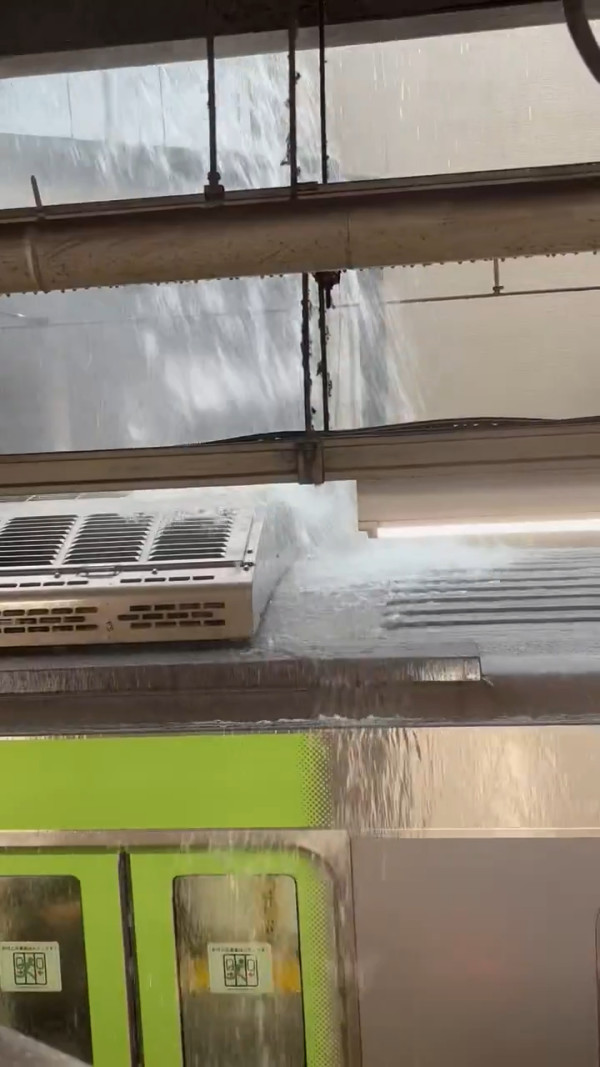 有片!東京破紀錄暴雨!市區多處水浸地裂、JR站慘變瀑布水舞間