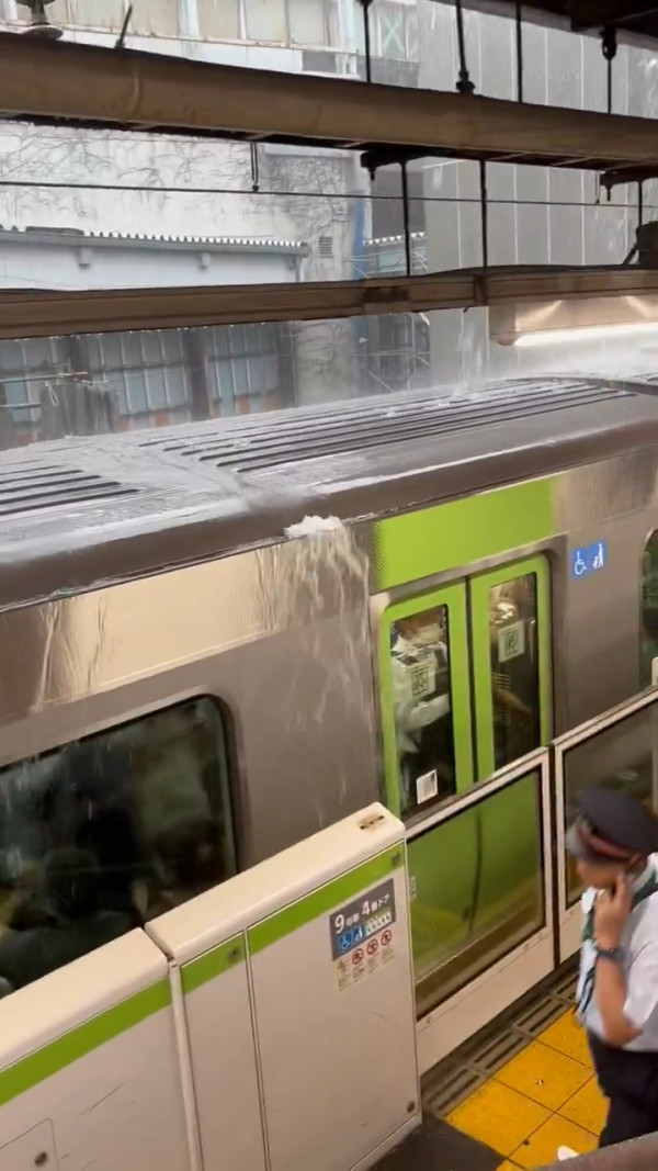 有片!東京破紀錄暴雨!市區多處水浸地裂、JR站慘變瀑布水舞間