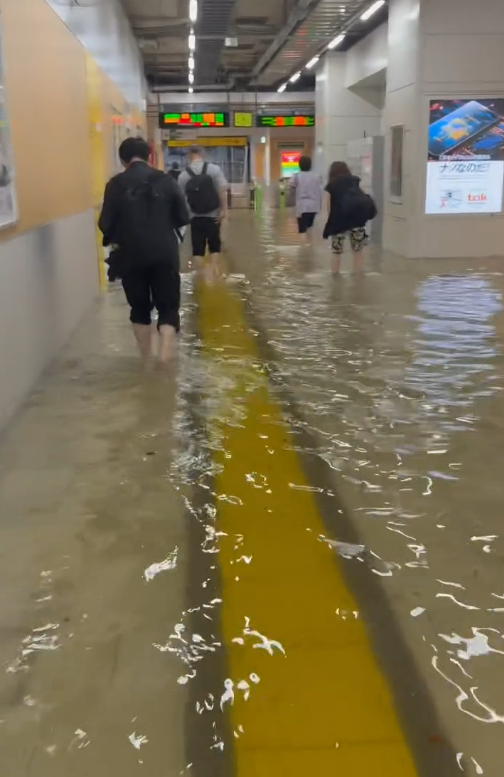 有片!東京破紀錄暴雨!市區多處水浸地裂、JR站慘變瀑布水舞間
