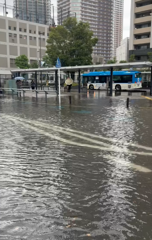 有片!東京破紀錄暴雨!市區多處水浸地裂、JR站慘變瀑布水舞間