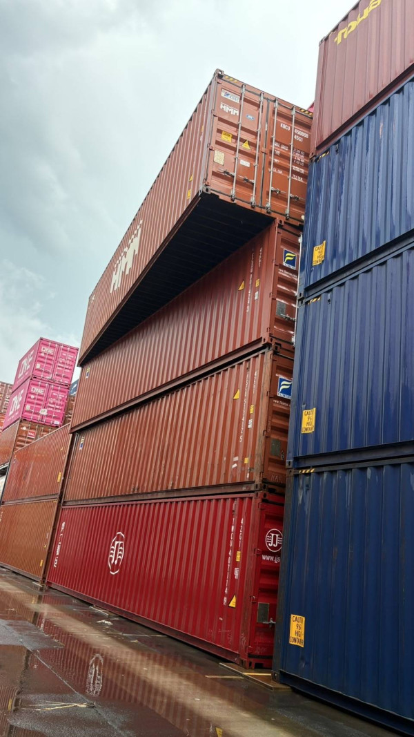 有片!東京破紀錄暴雨!市區多處水浸地裂、JR站慘變瀑布水舞間