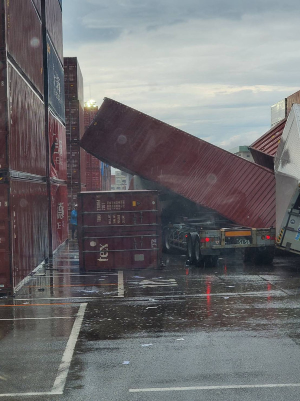 有片!東京破紀錄暴雨!市區多處水浸地裂、JR站慘變瀑布水舞間