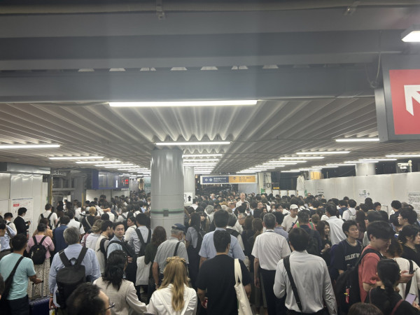 有片!東京破紀錄暴雨!市區多處水浸地裂、JR站慘變瀑布水舞間