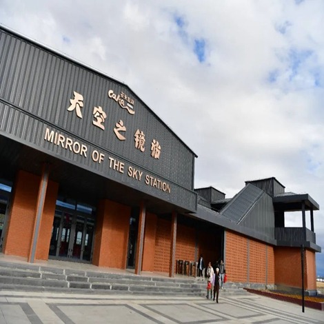 貪心遊客青海鹽湖偷鹽當手信