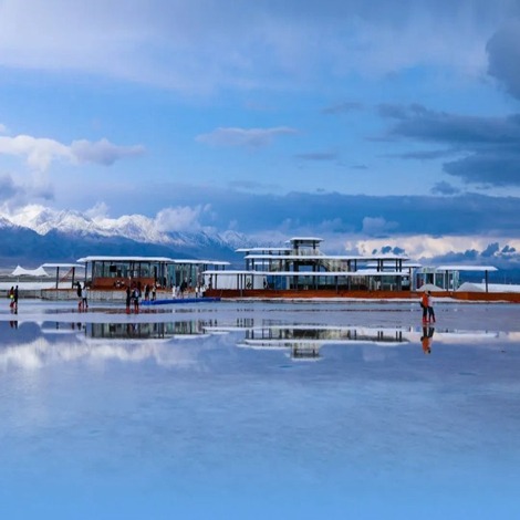 貪心遊客青海鹽湖偷鹽當手信