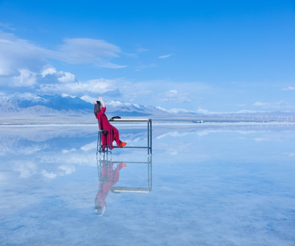 貪心遊客青海鹽湖偷鹽當手信