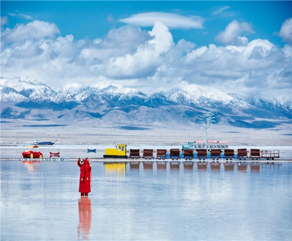 貪心遊客青海鹽湖偷鹽當手信