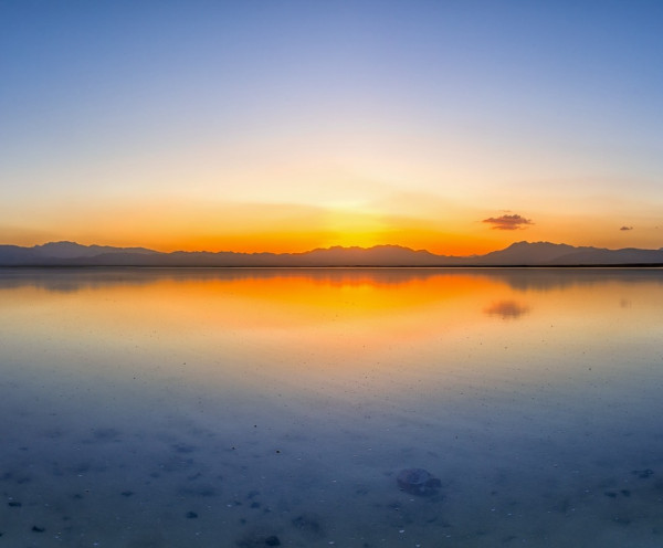 貪心遊客青海鹽湖偷鹽當手信