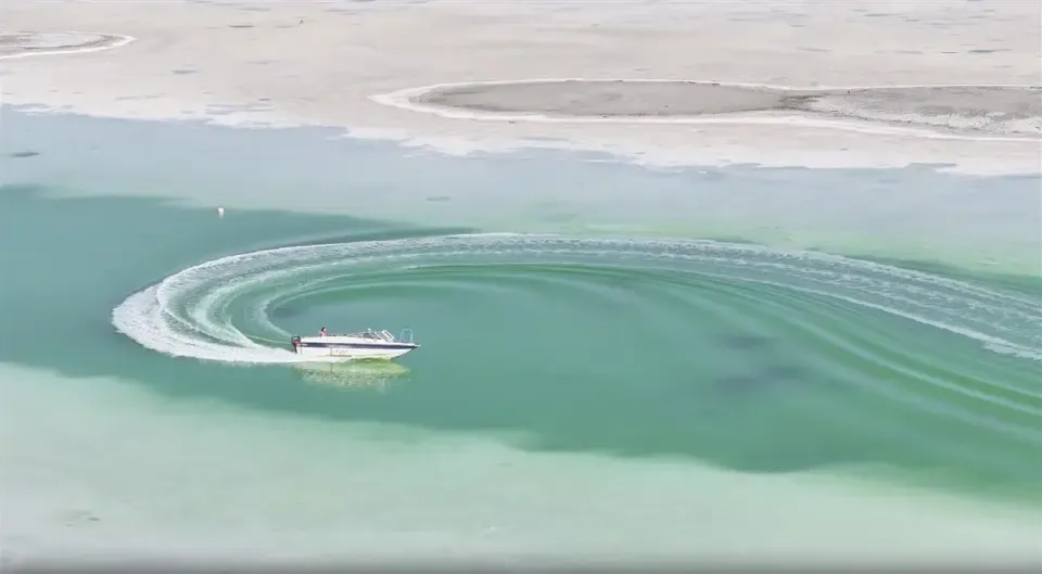 貪心遊客青海鹽湖偷鹽當手信