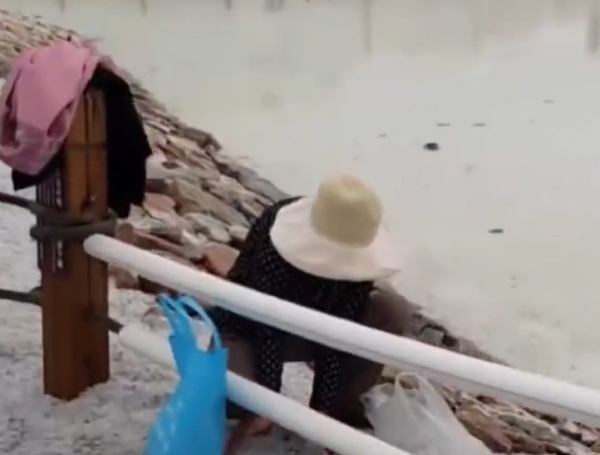 貪心遊客青海鹽湖偷鹽當手信