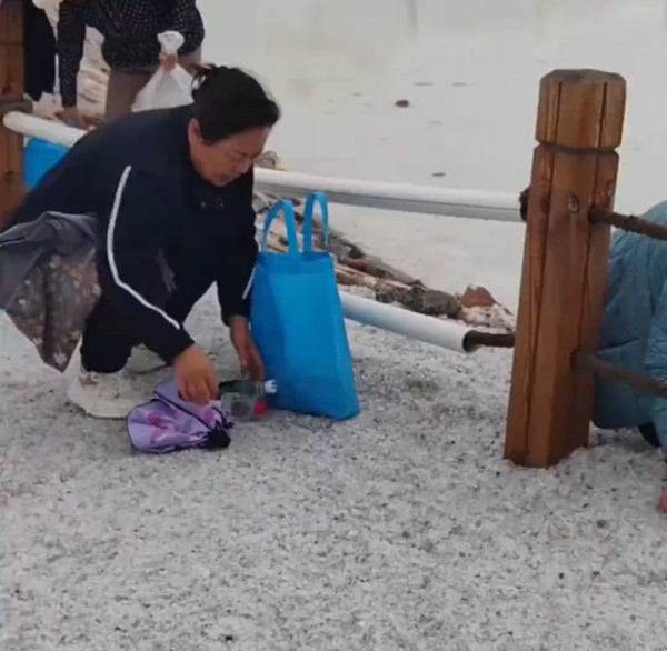 貪心遊客青海鹽湖偷鹽當手信