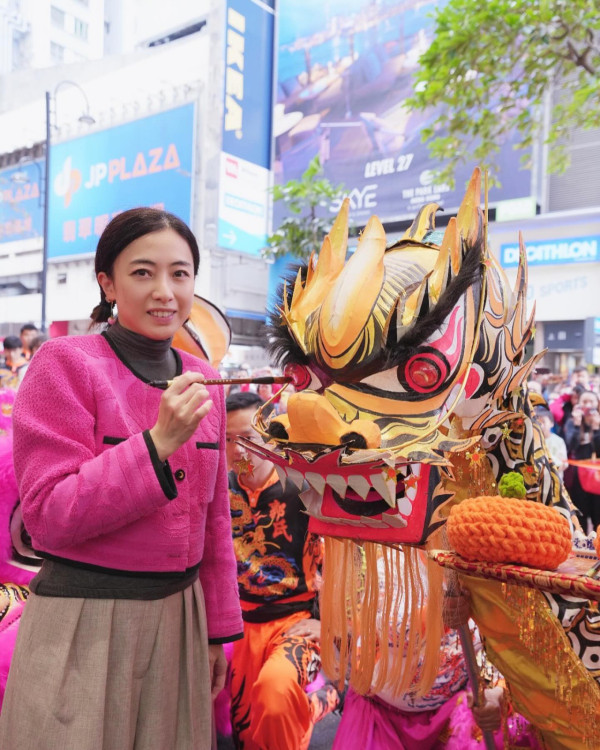 甘比擁700億身家仍貼地排長龍食平民餐廳 女首富出巡驚訝網民：可以直接買咗間舖