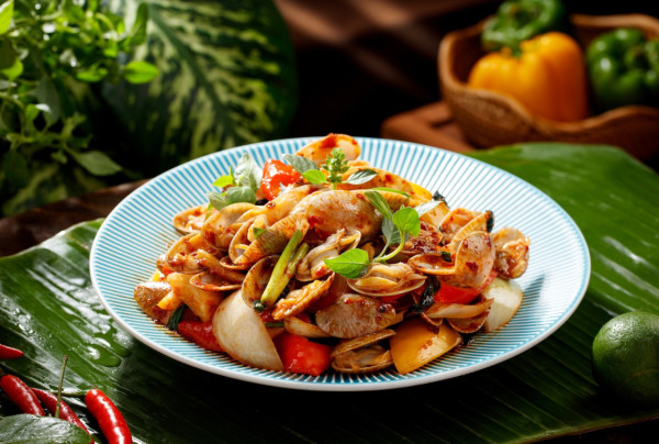 泰國菜推介｜米芝蓮推介啊睿泰登陸中環 必試咖喱蟹、火山排骨、鴨肉生菜包