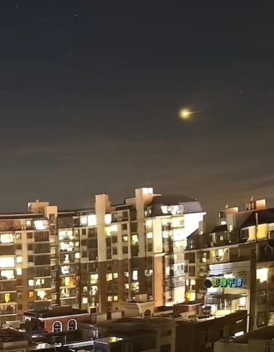 福建有UFO?多名市民目擊疑UFO劃破夜空!天文專家拆解藍綠色飛行物真身
