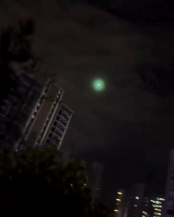 福建有UFO?多名市民目擊疑UFO劃破夜空!天文專家拆解藍綠色飛行物真身