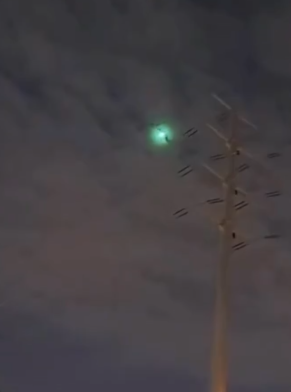 福建有UFO?多名市民目擊疑UFO劃破夜空!天文專家拆解藍綠色飛行物真身