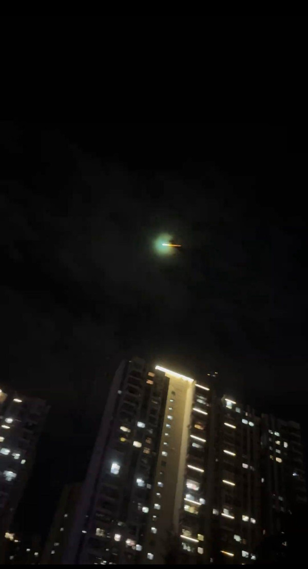 福建有UFO?多名市民目擊疑UFO劃破夜空!天文專家拆解藍綠色飛行物真身