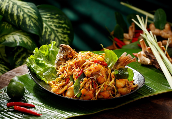 泰國菜推介｜米芝蓮推介啊睿泰登陸中環 必試咖喱蟹、火山排骨、鴨肉生菜包