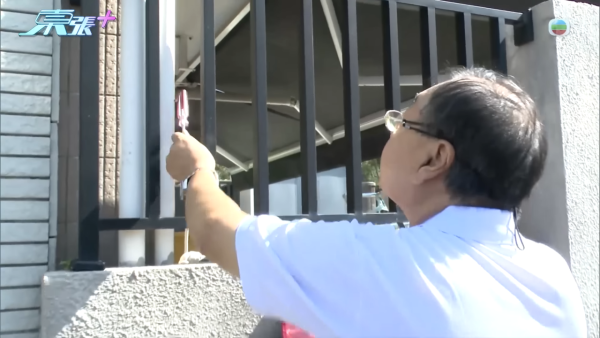 屯門獨居港男水費暴增至過千元！追查驚揭水管有古怪 疑村屋鄰居藏一物偷水？