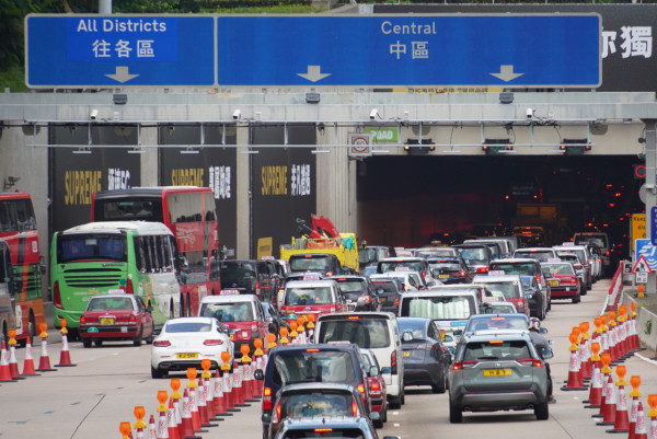 內地男拖欠隧道費罰19萬 選擇著草返大陸 網民熱議：自首吧