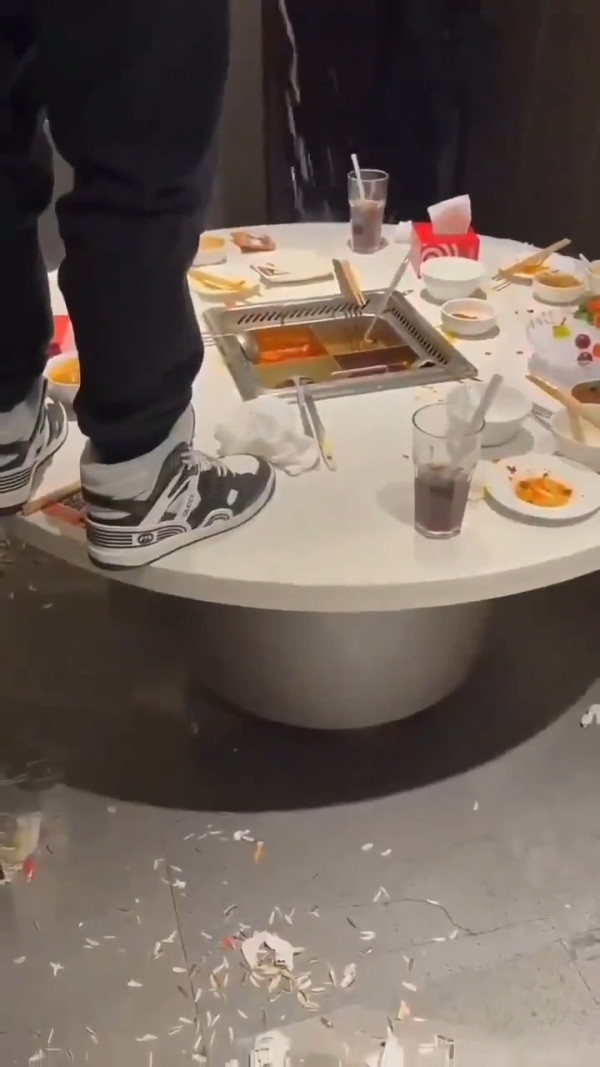 有片!海底撈「小便門」少年向火鍋小便被嚴懲天文數字! 網民熱議:史上最貴小便