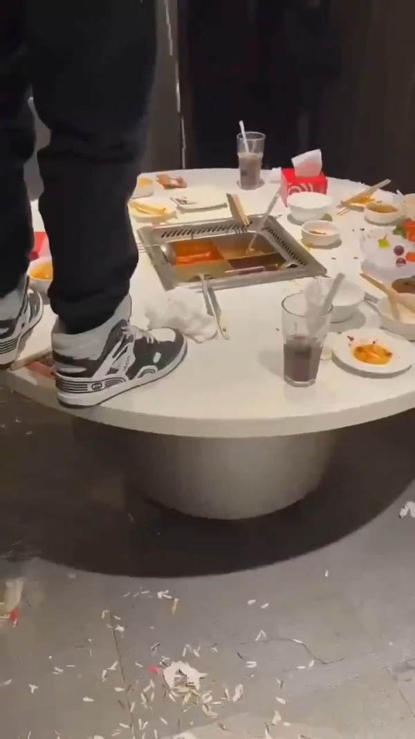 有片!海底撈「小便門」少年向火鍋小便被嚴懲天文數字! 網民熱議:史上最貴小便