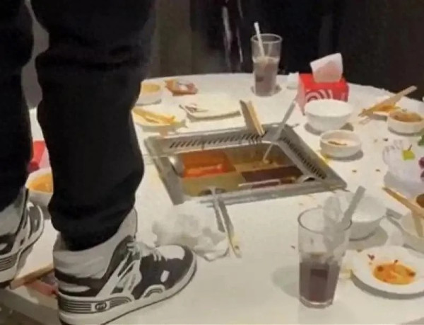 有片!海底撈「小便門」少年向火鍋小便被嚴懲天文數字! 網民熱議:史上最貴小便