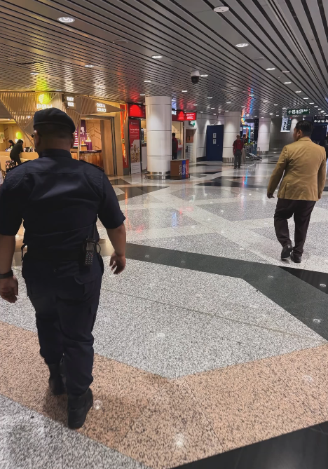 前TVB男星被警員機場閘口守候 一落機嚇親：以為自己變國際通緝犯 