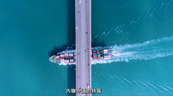 《8號出口》香港真人版？大叔神還原詭異微笑 紅磡站出口重現遊戲驚嚇一幕【有片】