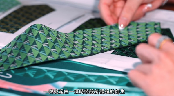 施政報告2025｜AI特首現身預告影片 製作8秒片段做一動作 介紹THEi師生團隊設計領帶