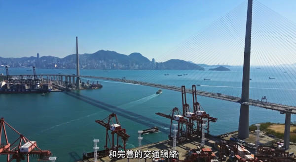 《8號出口》香港真人版？大叔神還原詭異微笑 紅磡站出口重現遊戲驚嚇一幕【有片】