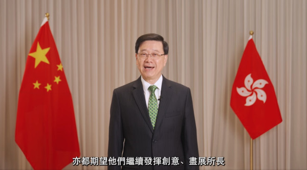 《8號出口》香港真人版？大叔神還原詭異微笑 紅磡站出口重現遊戲驚嚇一幕【有片】