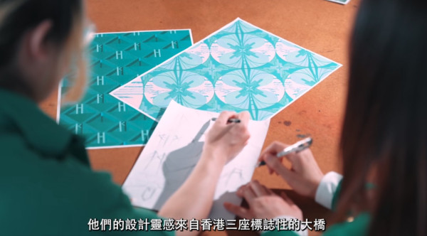 《8號出口》香港真人版？大叔神還原詭異微笑 紅磡站出口重現遊戲驚嚇一幕【有片】