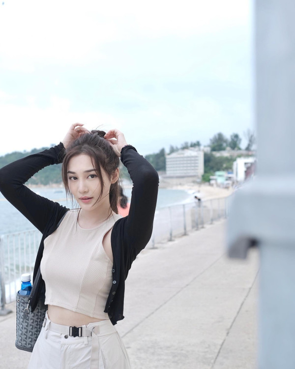 郭奕芯解放導彈級魔鬼胸震撼眼球 IG晒火辣比堅尼相反擊隆胸質疑