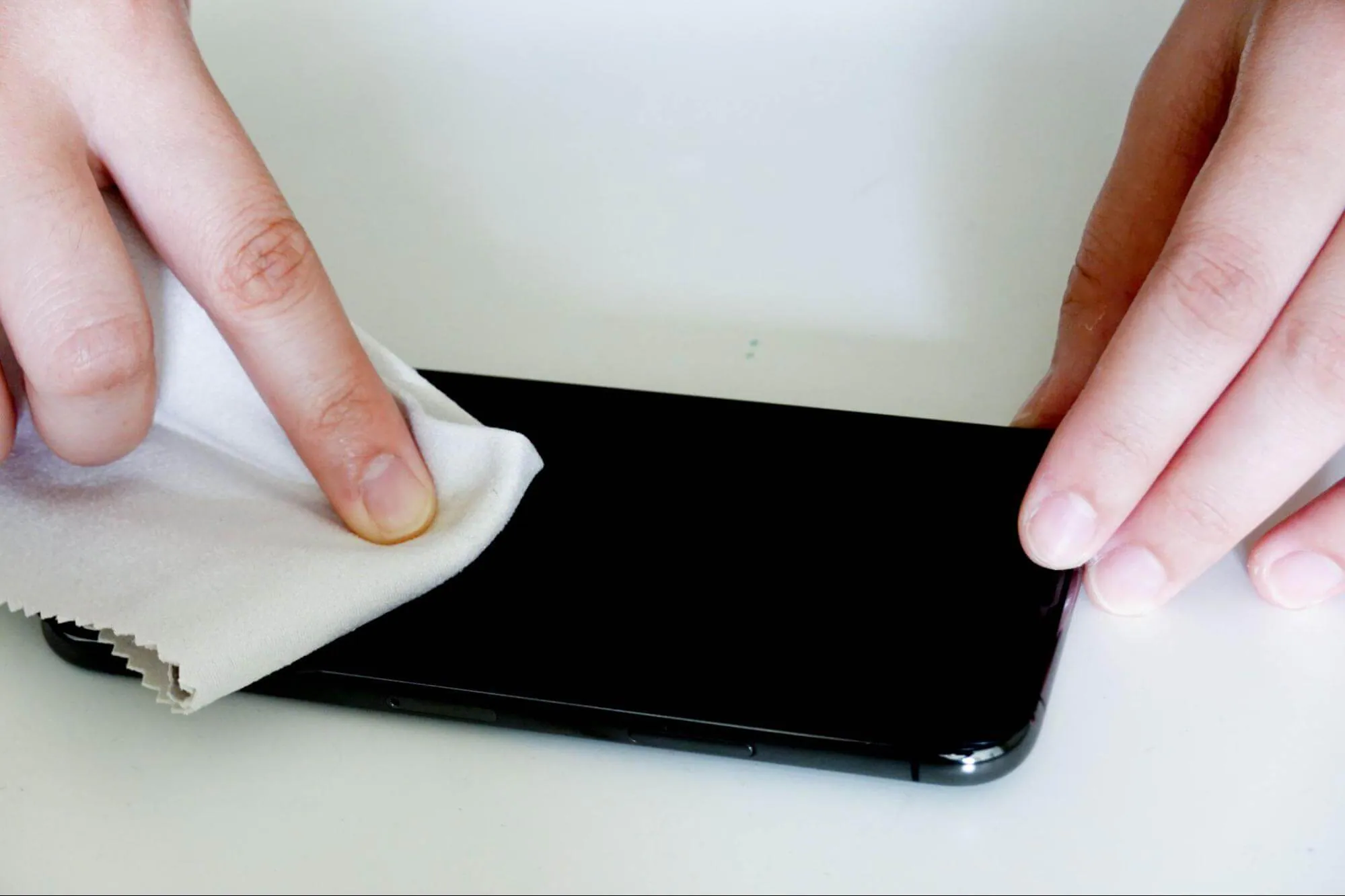 Apple 迷必睇 iPhone 17、iPhone Air貼膜會出事？ 網傳或導致一功能失效 【附維修費用詳情】