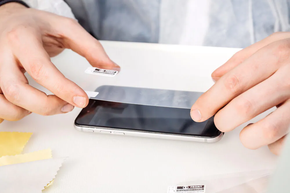 Apple 迷必睇 iPhone 17、iPhone Air貼膜會出事？ 網傳或導致一功能失效 【附維修費用詳情】