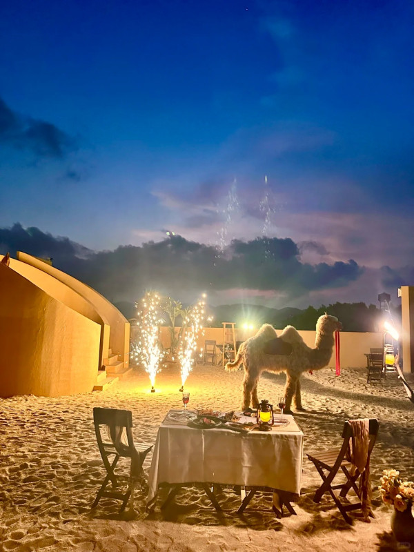深圳沙漠風咖啡店1秒穿越摩洛哥！駱駝、沙地、日落夜景超夢幻 