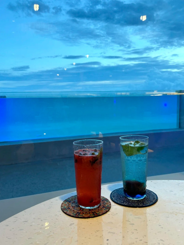 深圳版「峇里島」泰菜餐廳 必打卡透明泳池 無死角超靚海景 