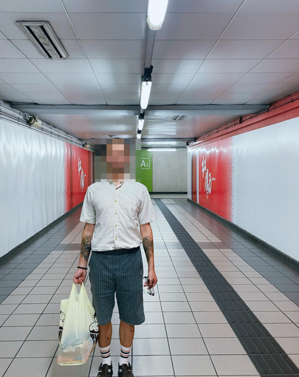 《8號出口》香港真人版？大叔神還原詭異微笑 紅磡站出口重現遊戲驚嚇一幕【有片】