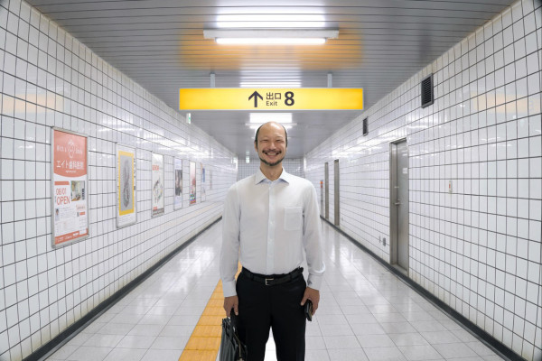 《8號出口》香港真人版？大叔神還原詭異微笑 紅磡站出口重現遊戲驚嚇一幕【有片】