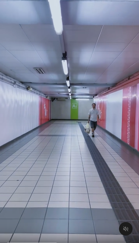 《8號出口》香港真人版？大叔神還原詭異微笑 紅磡站出口重現遊戲驚嚇一幕【有片】