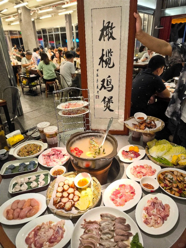 潮八珍橄欖雞煲。圖片來源:小紅書@深圳老饕 潮八珍橄欖雞煲。圖片來源:小紅書@深圳老饕