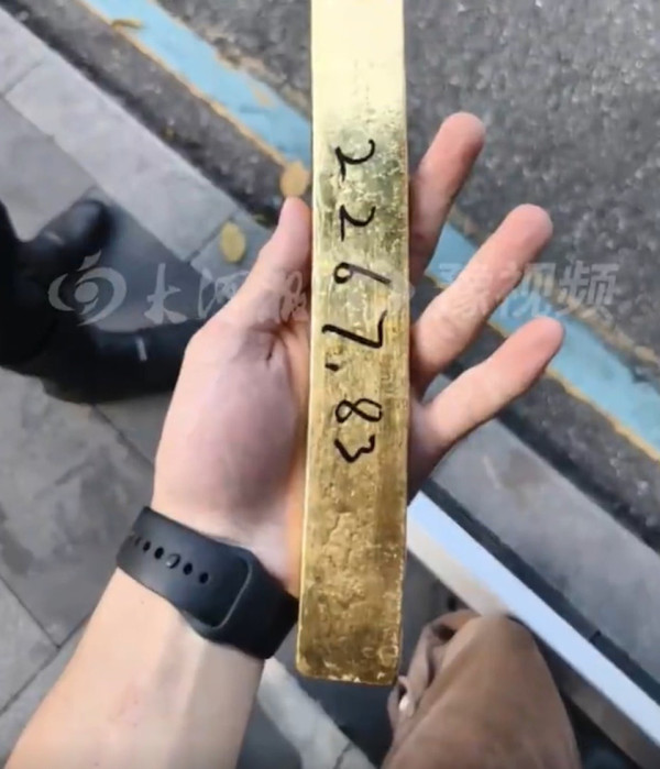 深圳羅湖交警手執金條執勤？重2.2公斤價值近200萬！原因曝光 